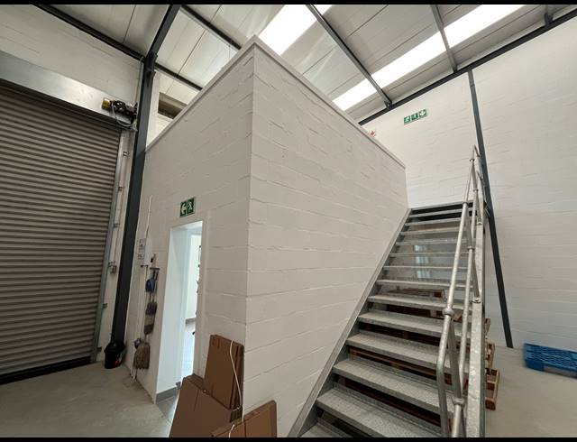 132M² WAREHOUSE TO LET IN RIVERGATE